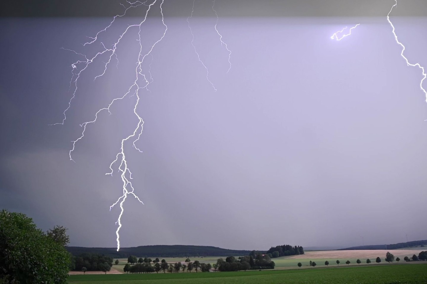 Ein Blitz zuckt bei einem Sommergewitter am Himmel über dem Ostalbkreis in Baden-Württemberg.