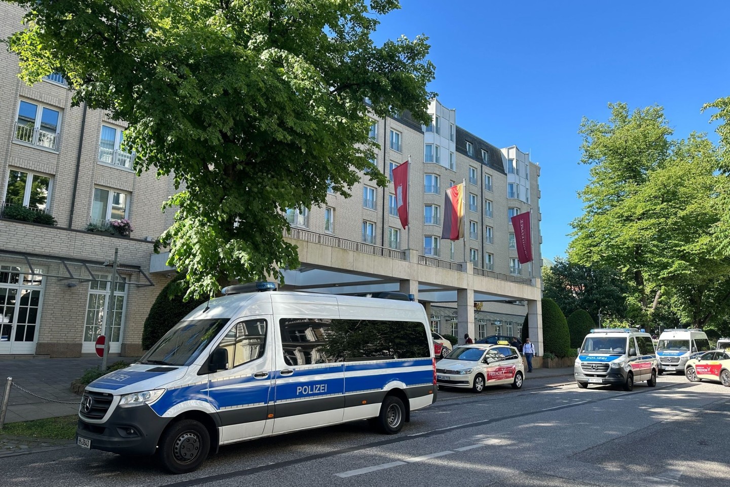 Polizeifahrzeuge vor dem Hamburger Élysée-Hotel.