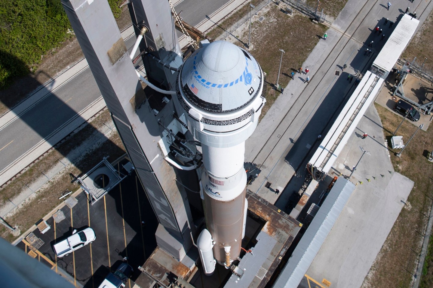 Der «Starliner» von Boeing wird auf dem Weltraumbahnhof Cape Canaveral in Florida zur Startrampe gerollt.