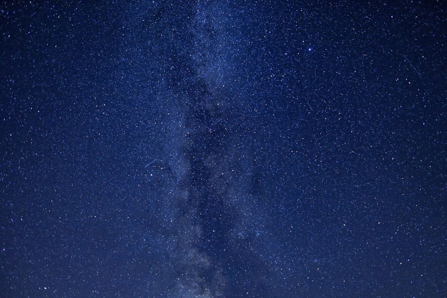 Die Sternschnuppen der Perseiden sind in der ersten Augusthälfte teils im Minutentakt am Nachthimmel zu sehen.