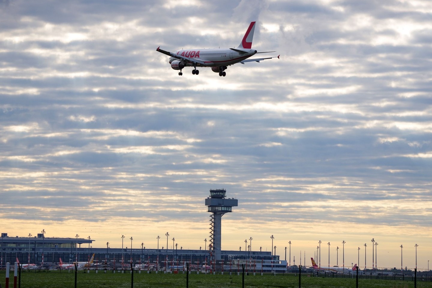 Ein Flugzeug im Landeanflug auf den Flughafen Berlin Brandenburg.