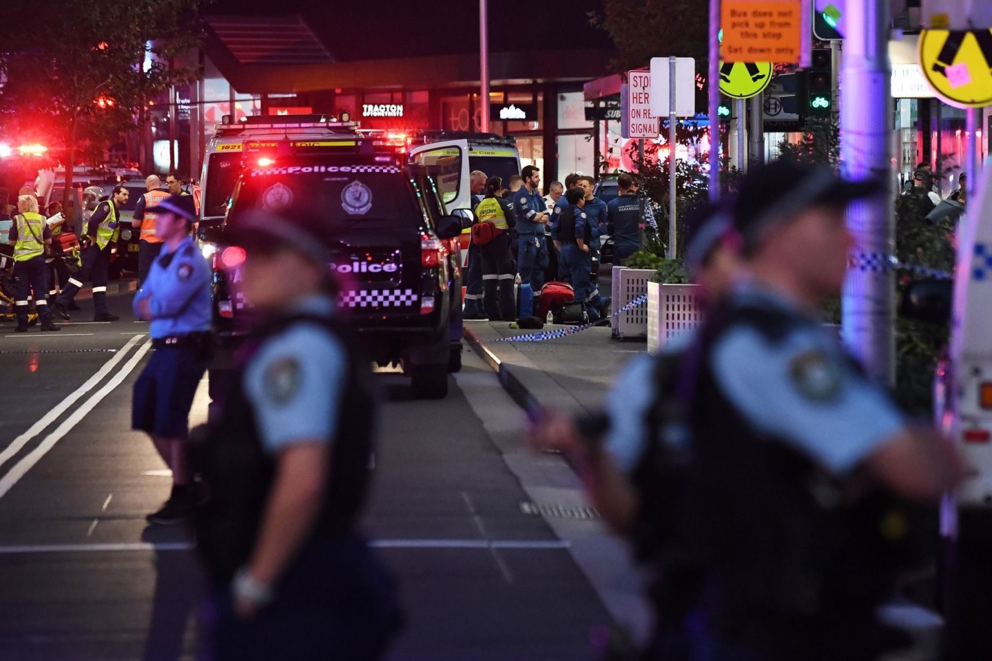 Rettungskräfte sind an der Bondi Junction zu sehen, nachdem mehrere Menschen in dem Einkaufszentrum in Sydney niedergestochen wurden.