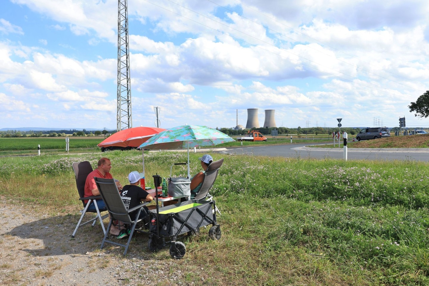 Familie Jüngling wartet auf die Sprengung der Kühltürme des stillgelegten Atomkraftwerks Grafenrheinfeld.