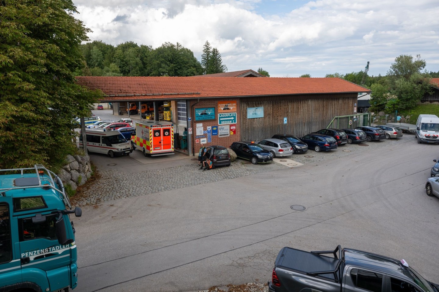 Bei einem Arbeitsunfall in einer Entsorgungsfirma in Oberbayern sind drei Männer in einem Kanalsystem ertrunken.