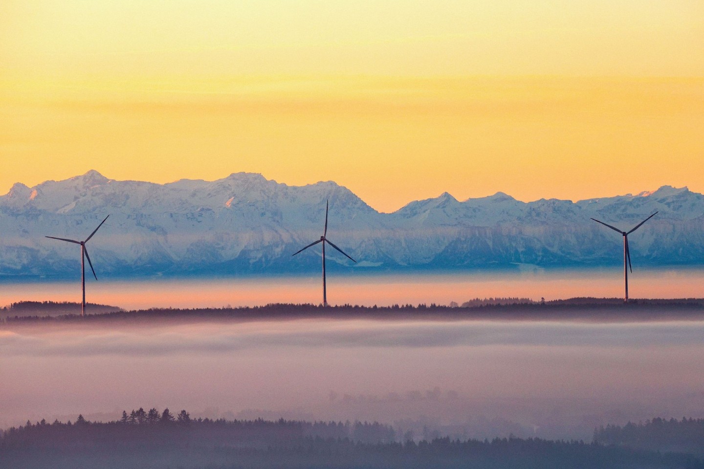 Föhnwetterlage mit Alpensicht in Uttenweiler in Baden-Württemberg.