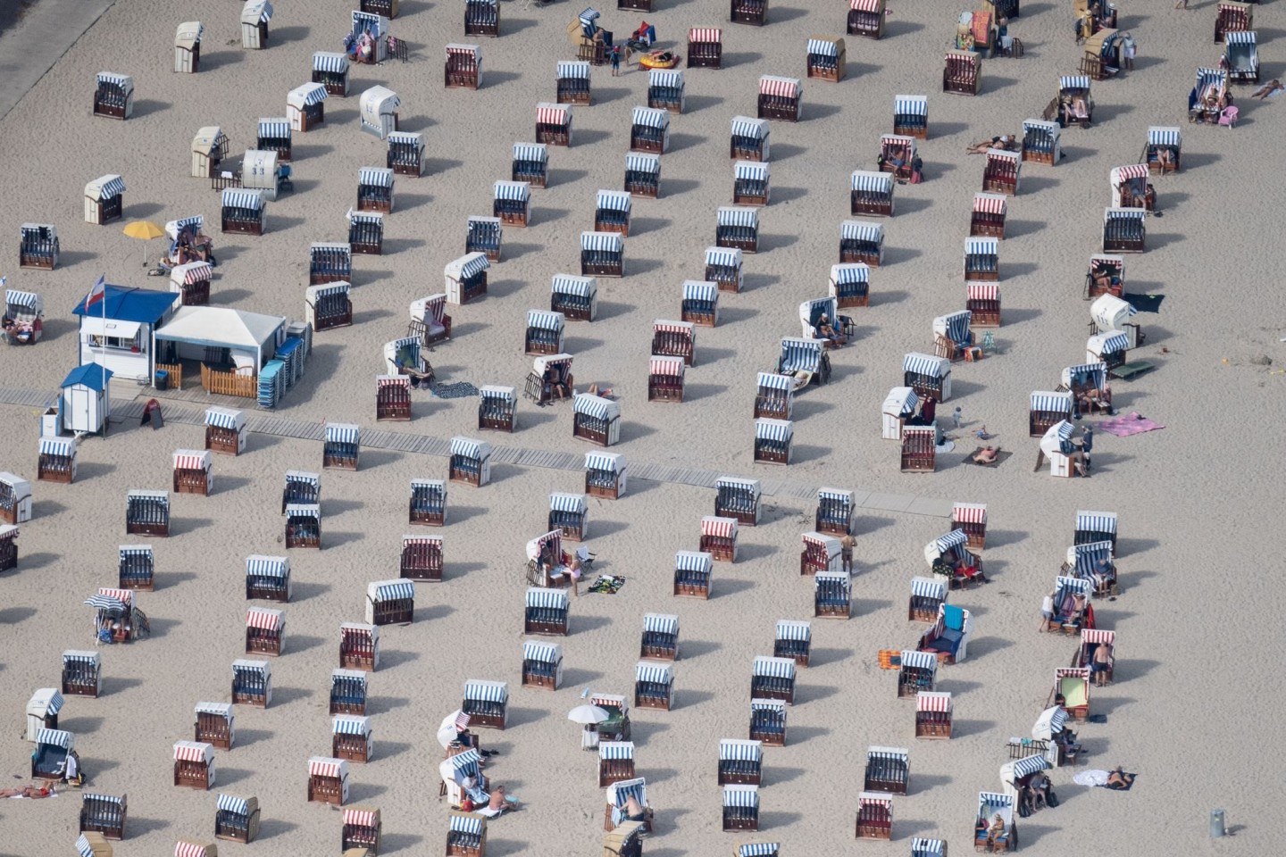 In Travemünde stehen Strandkörbe für Besucher bereit.