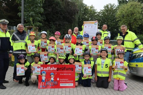 Verkehrswacht verteilt Arbeitshefte für Schulkinder