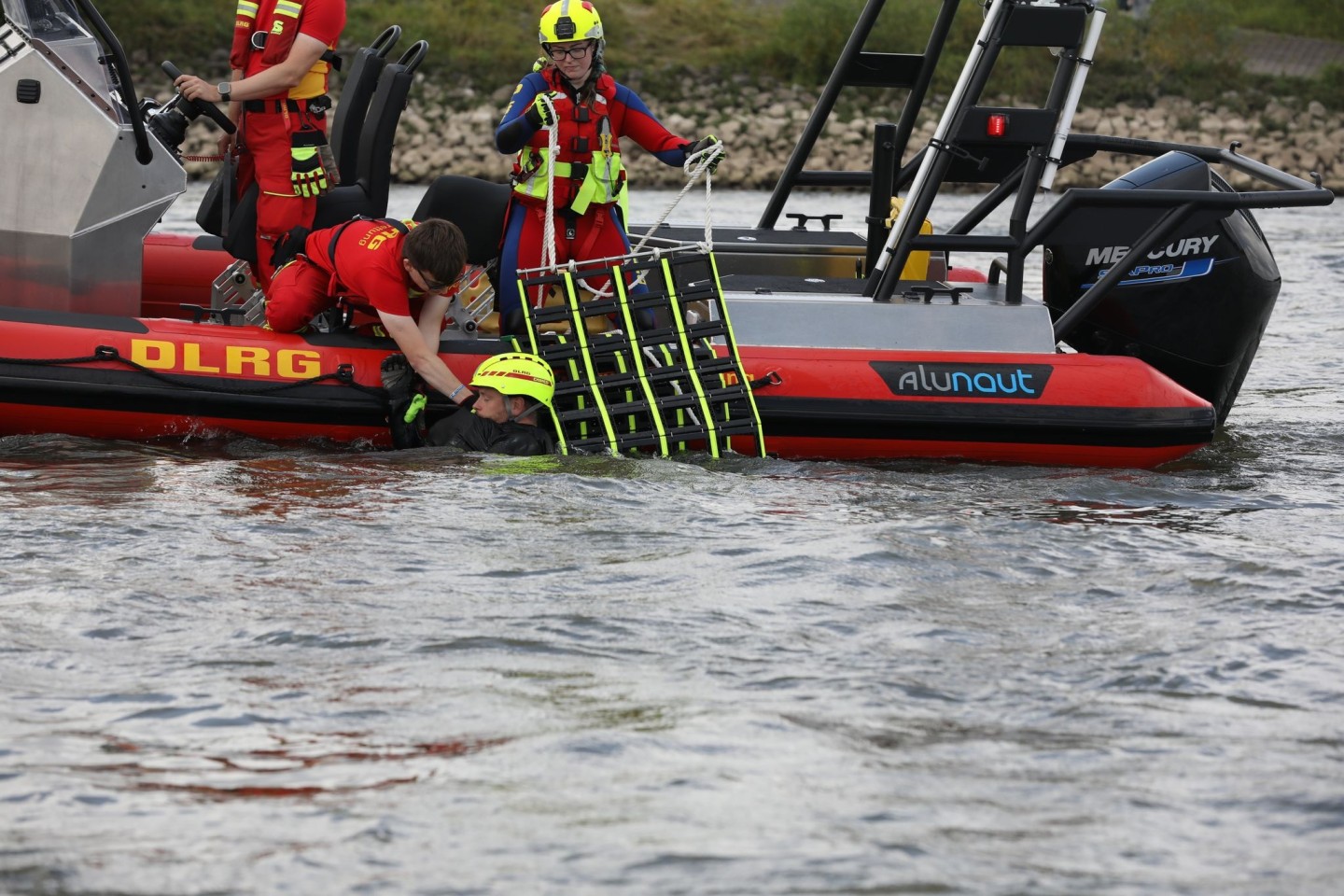 In Flüssen schwimmen - das ist nichts für Ungeübte, mahnt DLRG-Präsidentin Ute Vogt.