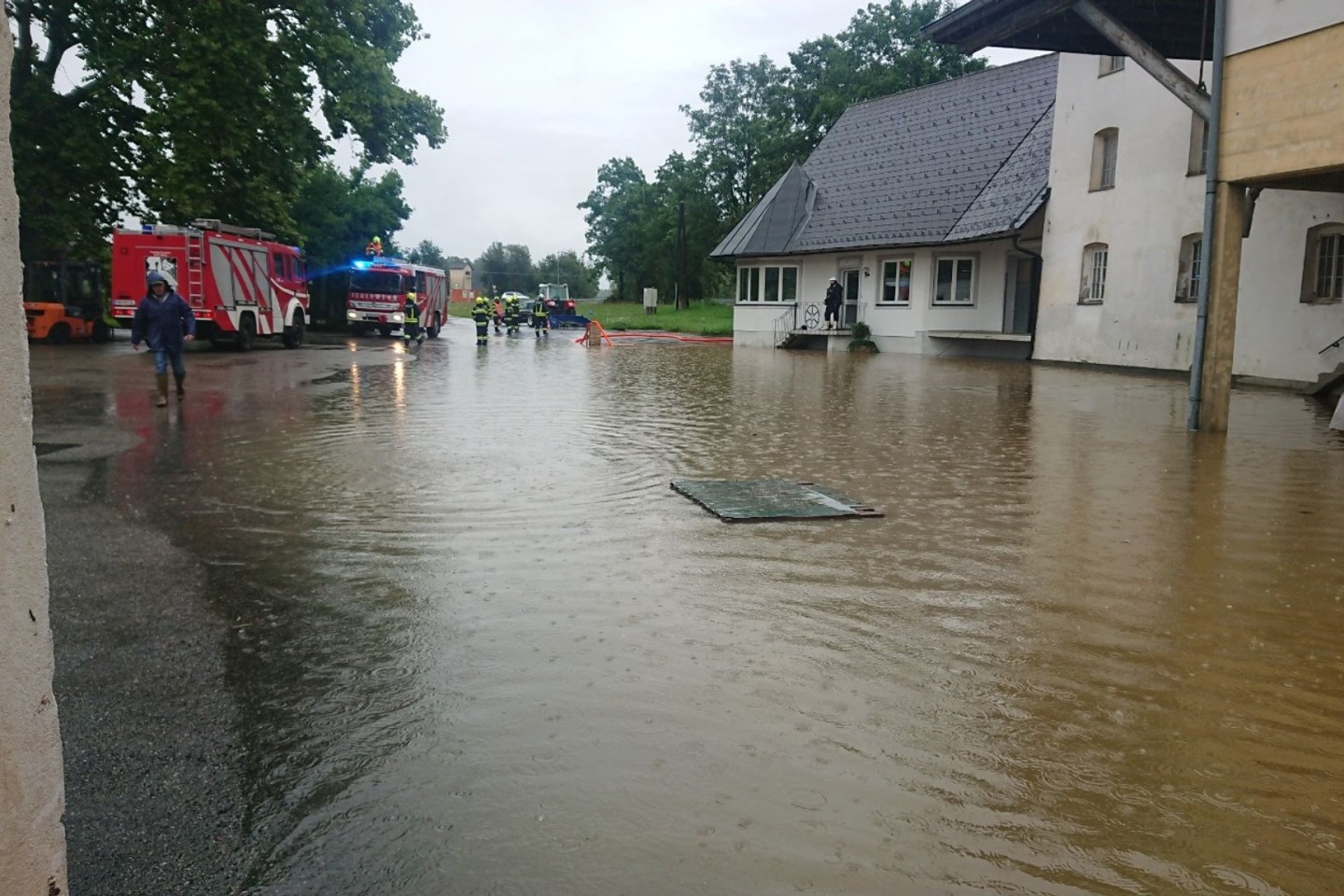 Einsatzkräfte versuchen die Wassermassen im österreichischen Deutschlandberg abzupumpen.