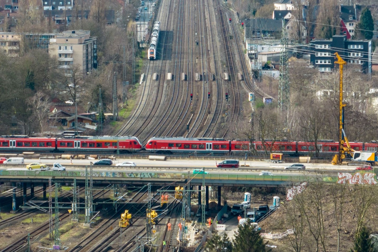 Wegen Bauarbeiten am Autobahnkreuz Kaiserberg sperrt die Bahn in den Sommerferien noch einmal knapp zwei Wochen lang den wichtigen Knotenpunkt Duisburg.