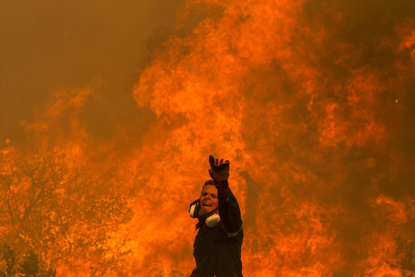 Bislang gibt es in Griechenland rund 14.100 Feuerwehrleute. Auch Privatleute bereiten sich auf den Kampf gegen die Brände vor.