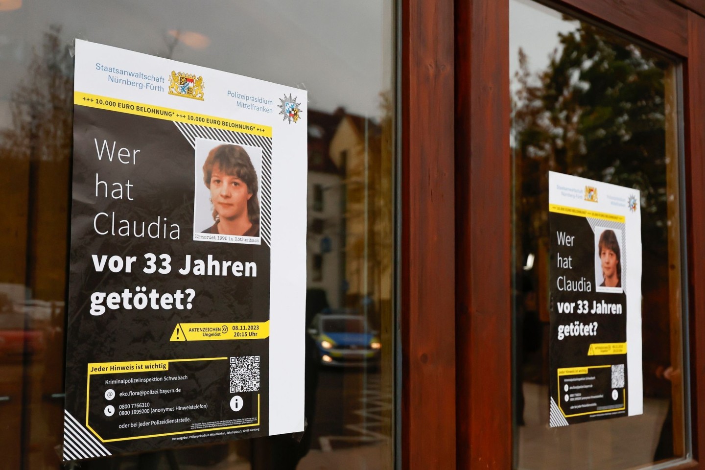 Die Plakate zum Cold Case von Claudia Obermeier hängen an einer Scheibe in Röthenbach in Mittelfranken.